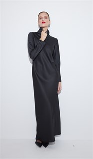 ПЛАТЬЕ с воротником ХОМУТ, по косой, из плотного черного атласа TW - фото 39357