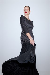 БЛУЗКА "Меган" силуэтная, удлиненная, приталенная, с открытыми плечами (из дабл-дюшеса, ЧЕРНАЯ) - фото 39406