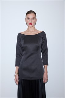 БЛУЗКА "Меган" силуэтная, удлиненная, приталенная, с открытыми плечами (из дабл-дюшеса, ЧЕРНАЯ) - фото 39411
