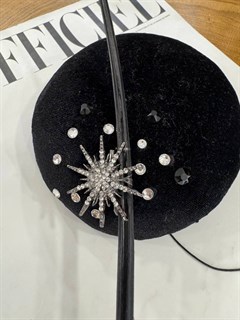 ШЛЯПКА "Таблетка" из бархата с пером и стразами by Beretkah - фото 39541