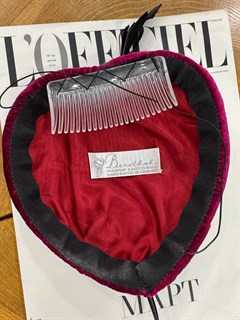 ШЛЯПКА-таблетка "СЕРДЦЕ" из бархата с пером и стразами by Beretkah - фото 39555