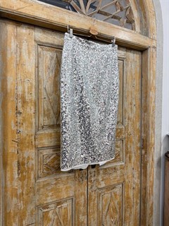 ЮБКА-КАРАНДАШ из пайеток, с разрезом сзади (длина 77 см), СЕРЕБРО - фото 39780