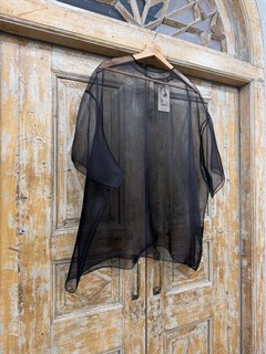 БЛУЗКА из органзы "АУРА", минималистичная, с коротким рукавом, с круглым вырезом, оверсайз (ЧЕРНЫЙ) - фото 39886