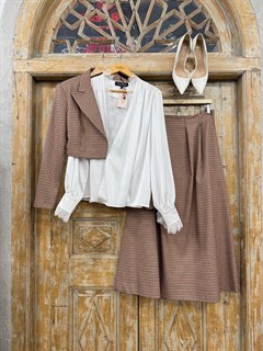 ЖАКЕТ "БОЛЕРО" с острыми лацканами, однобортный, приталенный (из полушерсти в клеточку)