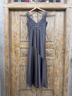 ПЛАТЬЕ-комбинация будуарное атласное по косой, с воланом и кружевом Шантильи  (из шелка DUO), СЕРЫЙ АНТРАЦИТ