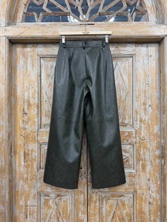 БРЮКИ ШИРОКИЕ "ТРУБЫ"  (из ЭКО-кожи "КРОКОДИЛ"), ЗЕЛЕНЫЙ - фото 41121