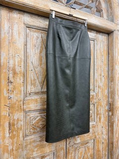 ЮБКА-карандаш с отстрочкой крестом (зауженная, высокая шлица, из ЭКО-кожи "КРОКОДИЛ", D-90), ЗЕЛЕНЫЙ - фото 41322