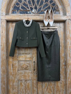 ЮБКА-карандаш с отстрочкой крестом (зауженная, высокая шлица, из ЭКО-кожи "КРОКОДИЛ", D-90), ЗЕЛЕНЫЙ