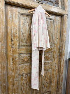 БЛУЗКА-ХАЛТЕР с бантом, по косой (из японской атласной вискозы), молочный в цветы - фото 41675
