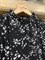 ПЛАТЬЕ МИНИ свободное, с воротником стойкой, оборками и пышными рукавами (из шифона в черно-белый цветочек) - фото 20106